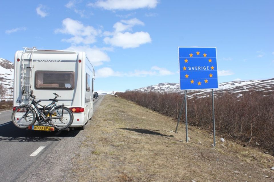 Шведска олеснува влез за патници од Данска и Норвешка
