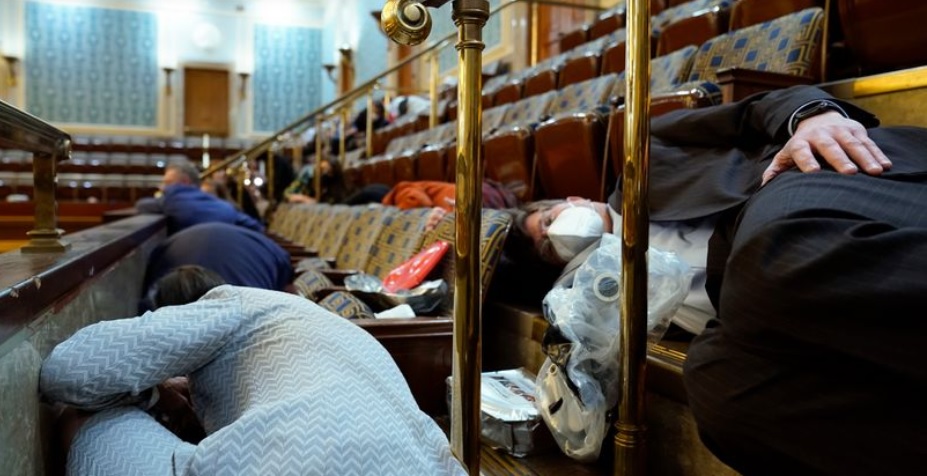 Политичарите во Капитол Хил се кријат од демонстрантите под клупите