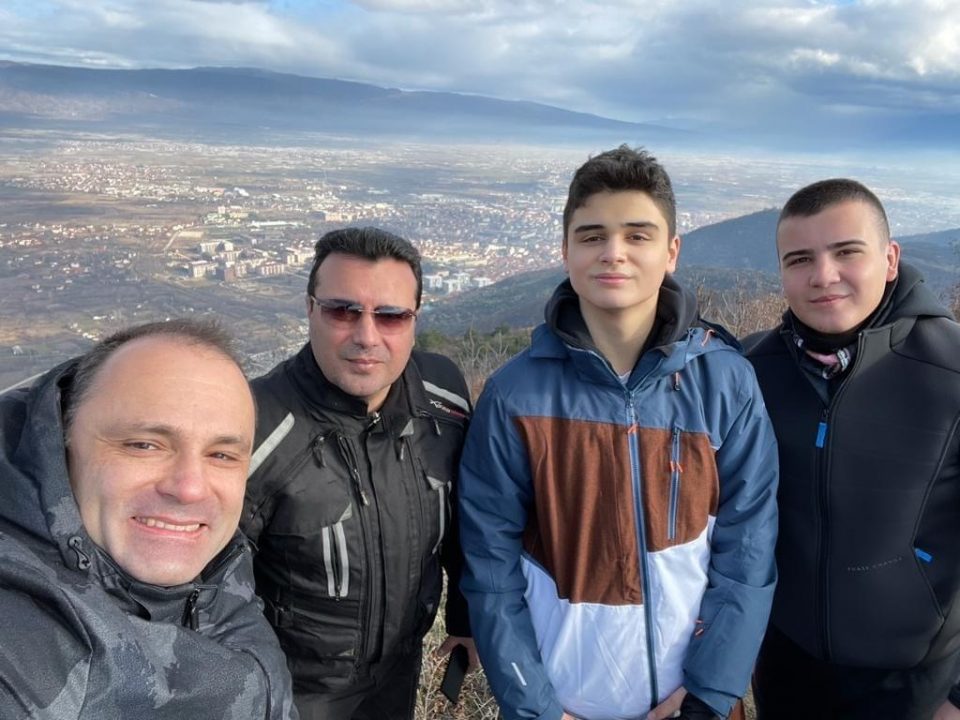 Социјалните мрежи зовреа: Каде им се маските на Заев, Филипче и нивните синови?