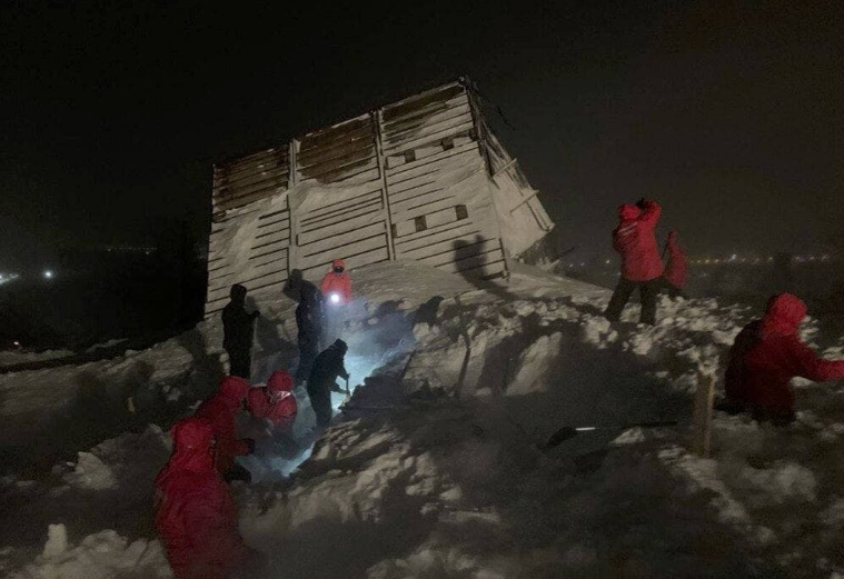 Две деца затрупани под лавината во Русија