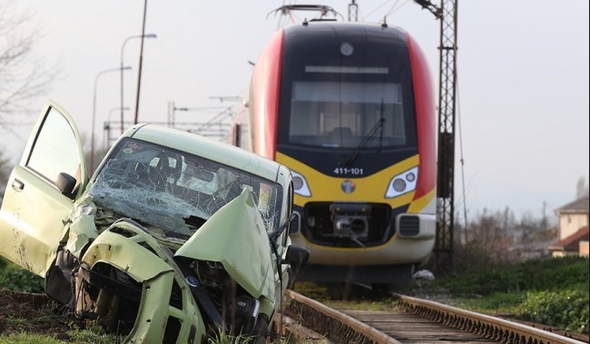 Патнички воз на релација Скопје – Кочани вечерва удри во автомобил