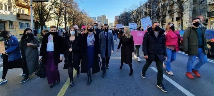 Пратениците од ВМРО-ДПМНЕ заедно со  членови на партијата со поддршка на жртвите од групата „Јавна соба“