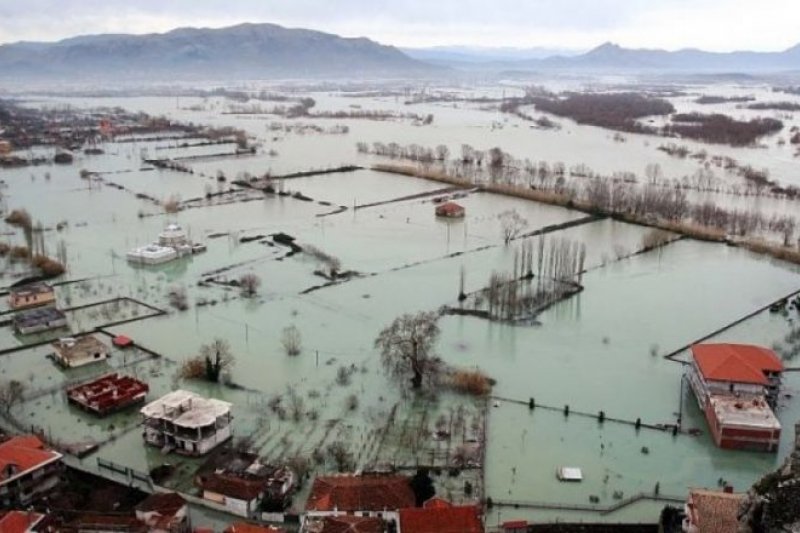 Повеќе од 200 куќи и 5.400 хектари земјиште под вода: Поплави во северна Албанија