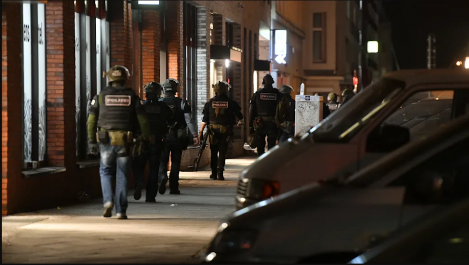 Продавале дрога и переле пари: Во Германија уапсени осум припадници на неонацистичка група