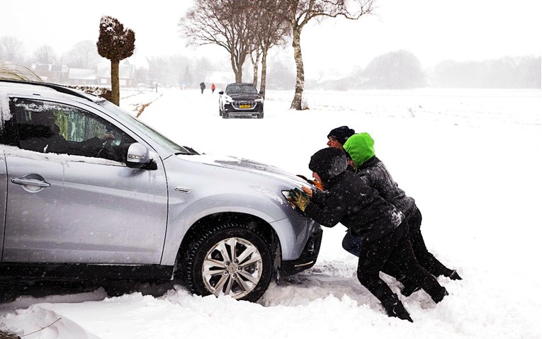 Поларните температури и снегот и денеска предизвикуваат проблеми во Германија и Холандија