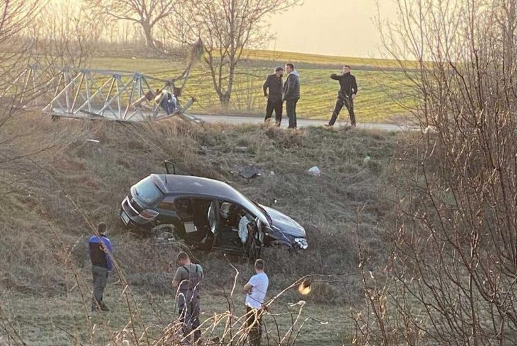 Тројца повредени откако со возило излетале од патот Куманово-Свети Николе