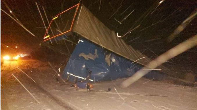 Камион се излизгал и излетал од патот кај росоманско Рибарци
