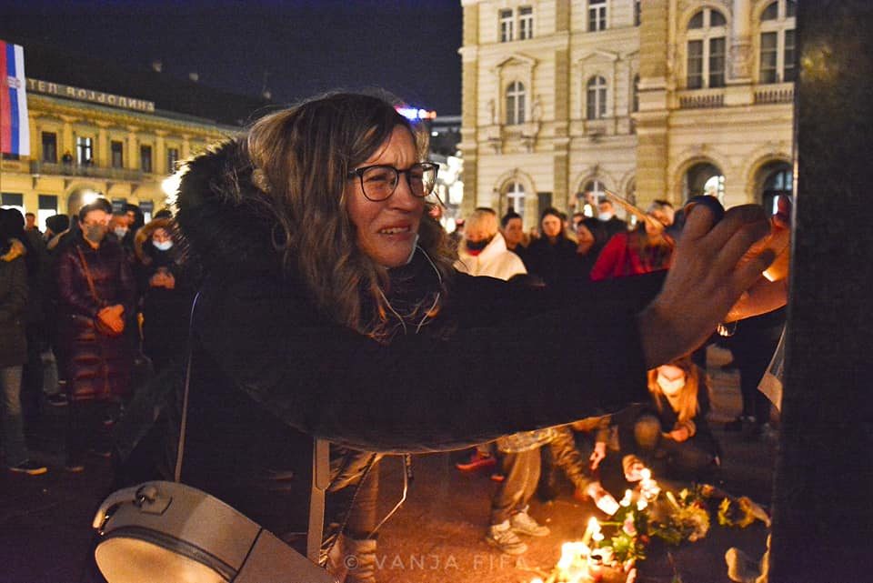 Нови Сад пее во еден глас – знамињата на половина копје!