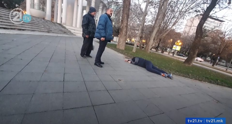 Половина час чекале Брза помош на 100 метри од Градска, им рекле: Мириснете го дали е пијан!
