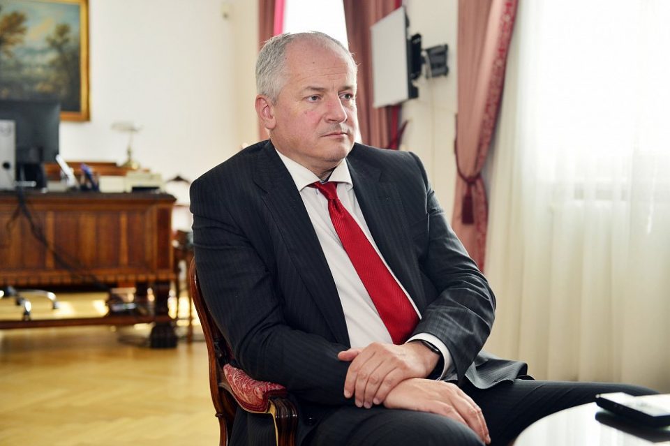 Бабиш отпушти советник бидејќи барал „локдаун“, а самиот заминал на фудбалски натпревар