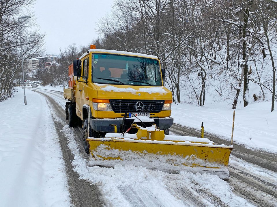 Mеханизација и работници го чистат снегот во Kарпош