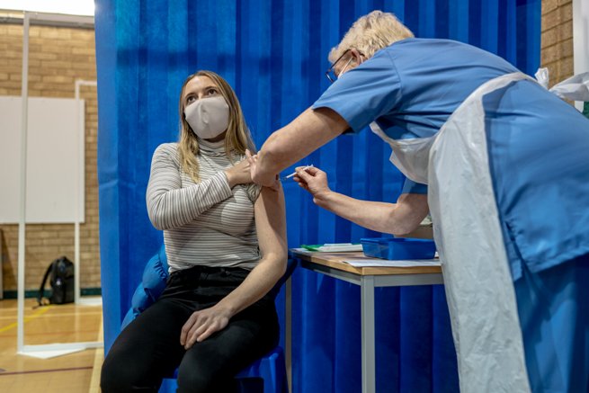 Британците почнуваат со трета доза