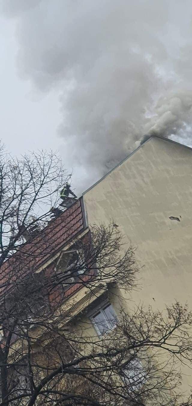 Се запали покрив во Чаир: 12 пожарникари се бореа со огнот