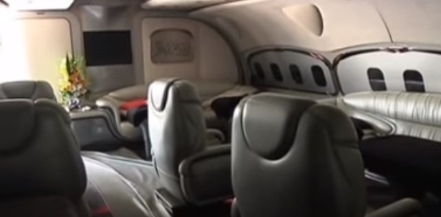 Џакузи, кино сала, сауна: Ѕирнете во луксузниот авион на Гадафи кој Французите никогаш не му го испорачале