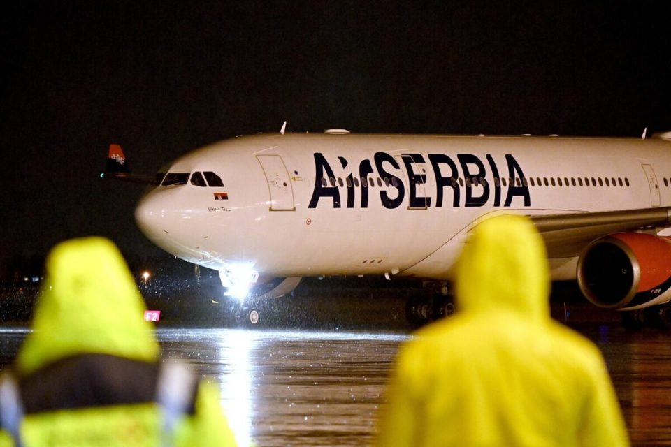Авионот на „Ер Србија“ долета од Москва со 100.000 дози на „Спутник В“