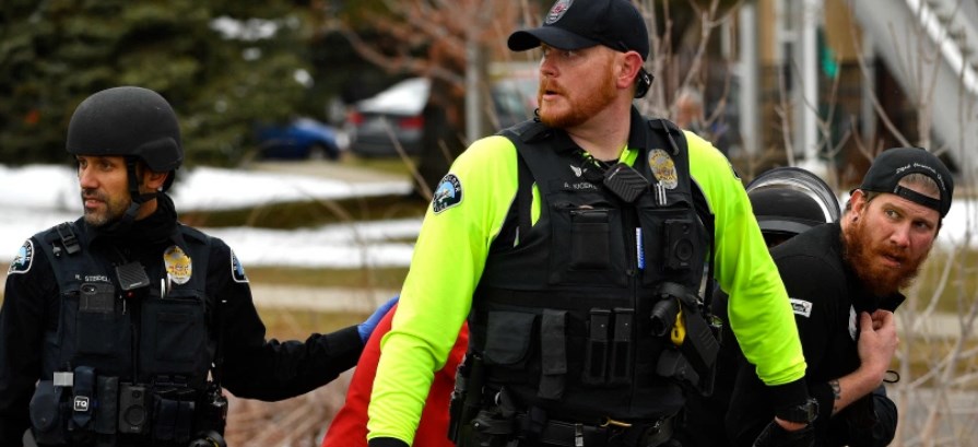 Пукање во маркет во Колорадо, загинаа десет луѓе меѓу нив и полицаец