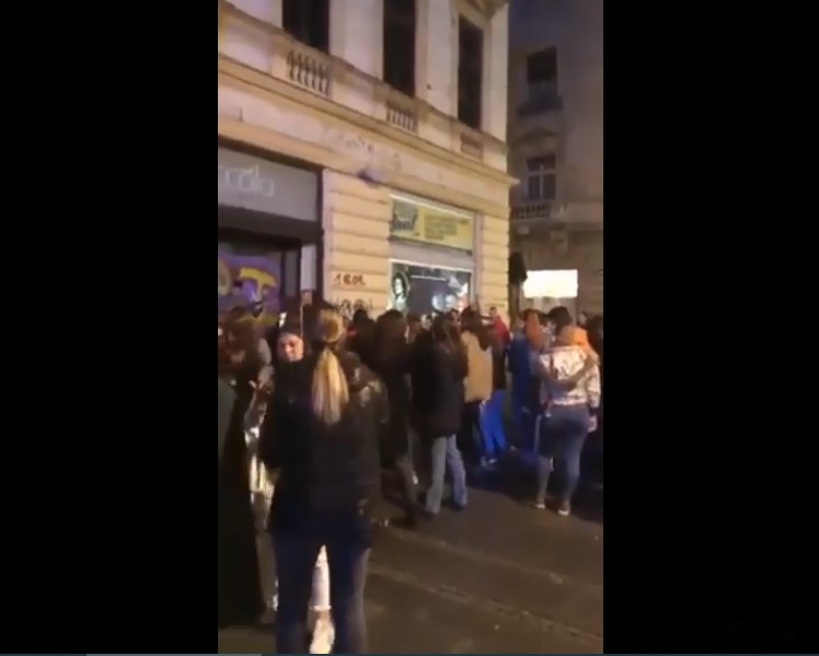 Во Белград нема корона, врие од млади по улиците кои не носат маски и не одржуваат дистанца