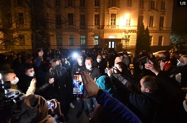 Не сакаме локдаун, набавете вакцини, порачаа насобраните сараевчани пред зградата на Кантонот