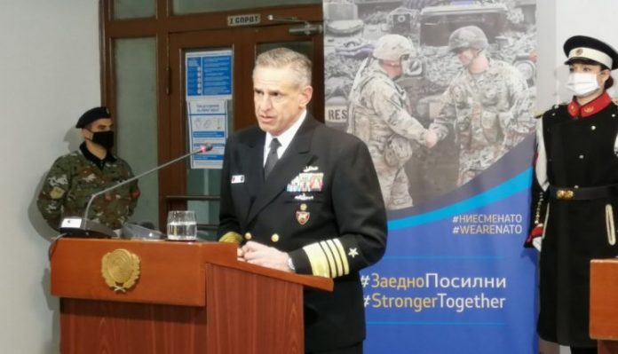 Адмирал Бурк: Разгледуваме неколку опции за да се олесни процесот за обезбедување вакцини