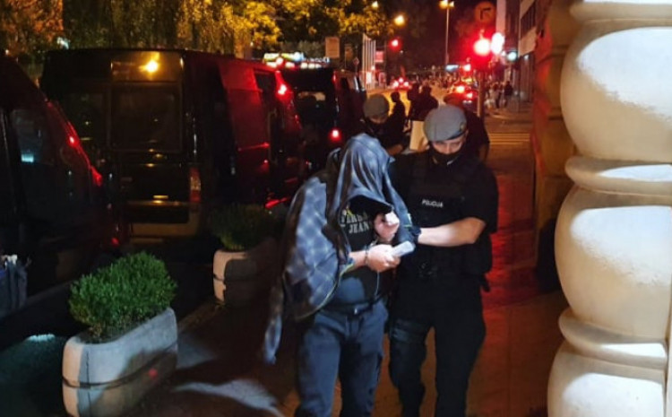 Уапсени 17 полицајци во Сарево за примање мито