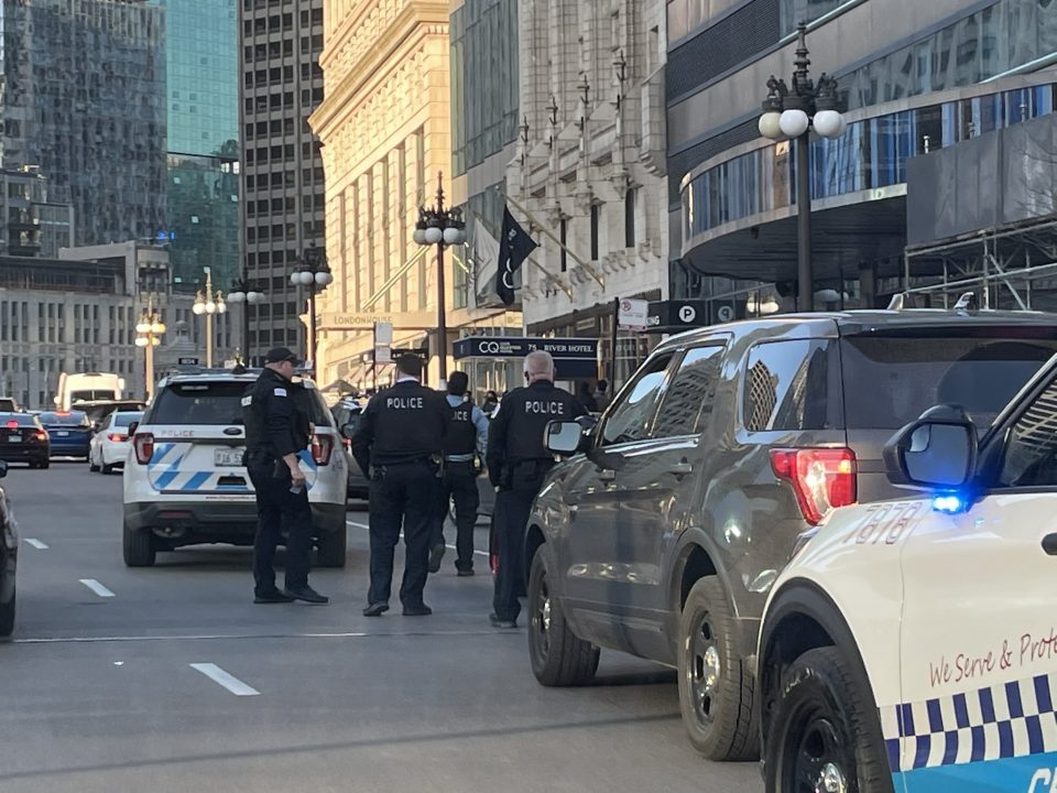 Најмалку двајца загинати и 13 ранети: Вооружен напад во кафуле во Чикаго