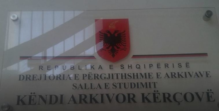 Табла „Republika e Shqiperisë“ и албанско знаме истакнати во библиотеката во Центарот за култура во Кичево