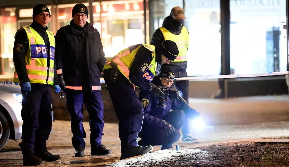 Момче со нож избоде осум минувачи: Терористички напад во Шведска