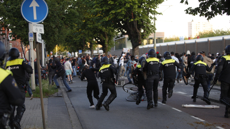 Водени топови и гумени палки против демонстрантите: Протести во Хаг против локдаунот во земјата
