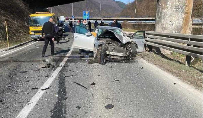 Со „Мицубиши“ удриле во столб: Пет момчиња повредени во несреќа близу Бања Лука