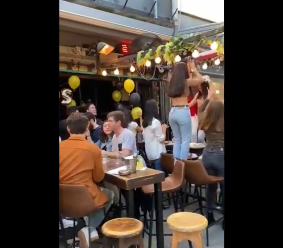 И во Тел Авив лудуваат по кафани, но таму е вакцинирано повеќе од пола население