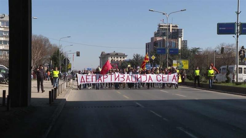 Време е културата да излезе од канџите на политиката, бараат струмичките актери кои протестираа против партизацијата во културата