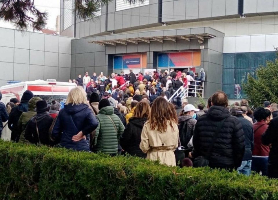 Втора доза „Астра Зенека“ граѓаните може да примат во Србија, во земјава нема да се вакцинираат лица под 60 години
