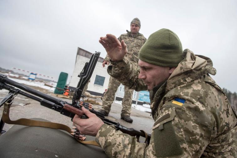 Кличко на воена вежба со порака за Путин: Без борба нема да ја освоиш нашата земја