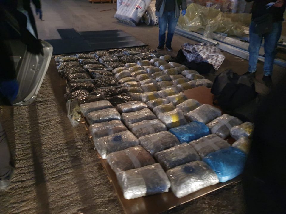 Филмска потера и пукотници кај Росоман, приведени двајца дилери со 200 кг марихуана