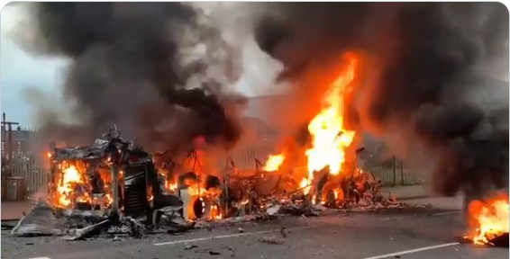 Нов бран насилства во Северна Ирска: Запален автобус, повредени полицајци