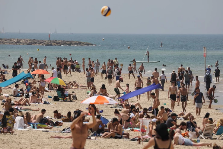 Во Израел се врати животот, два дена нема починати од Ковид-19, плажите и ноќните клубови полни