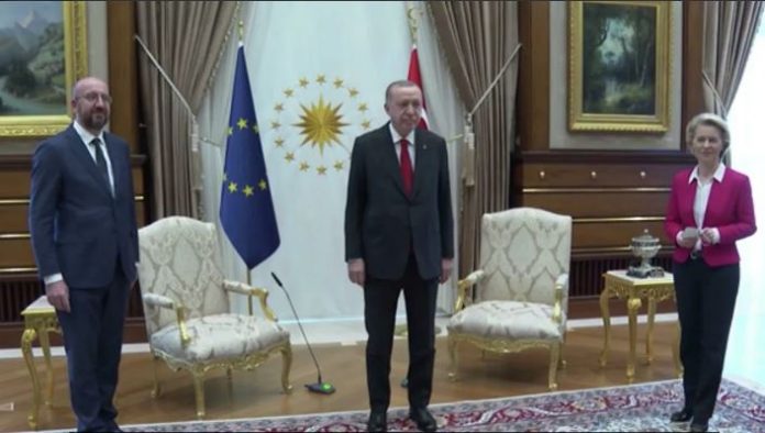 Ердоган и го покажа „местото“ на Лајен: Jа ceдна на мecтото за пpeведyвaчи