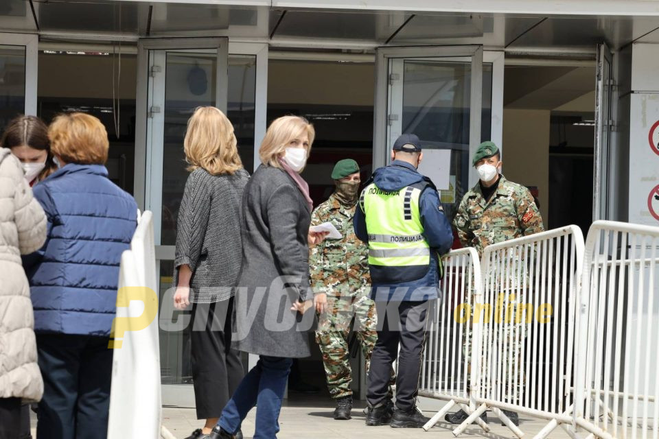 На луѓето им е поважно одењето во кафеани од сопственото здравје, покажаа гужвите пред вакциналните пунктови, смета проф. Дејан Трајковски