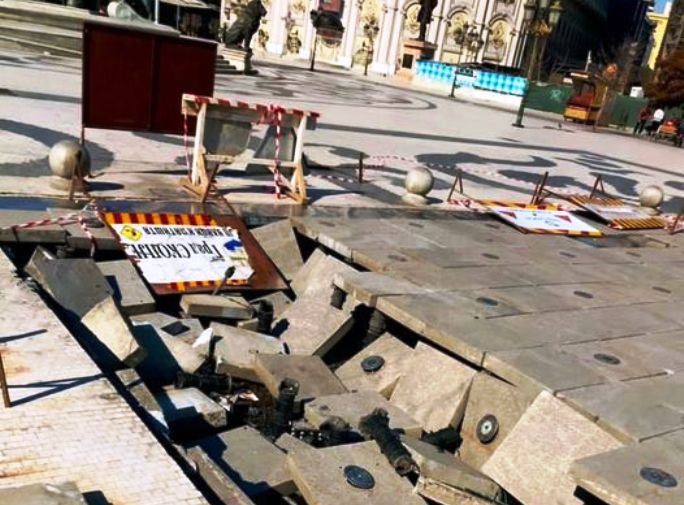 На плоштадот „Македонија“ две недели стои отворената дупка каде што пропадна комуналното камионче