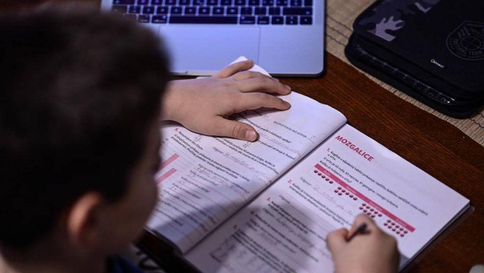 Наставниците што работат од дома бараат да им се платат трошоците за струја, греење и интернет