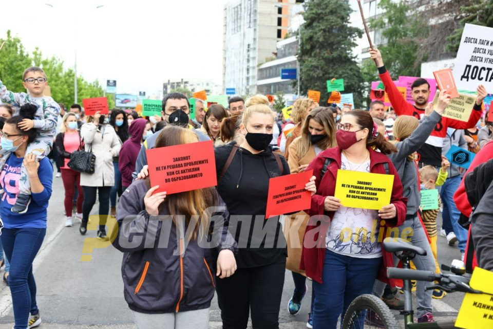 Собранието ја отфрли иницијативата за референдум за дигиталните учебници, повторно ќе се собираат потписи