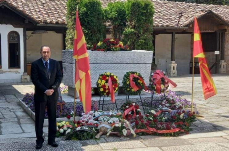 Бугарскиот амбасадор се поклони на гробот на Гоце Делчев, македонскиот државен врв го спомнаа на Фејсбук и Твитер