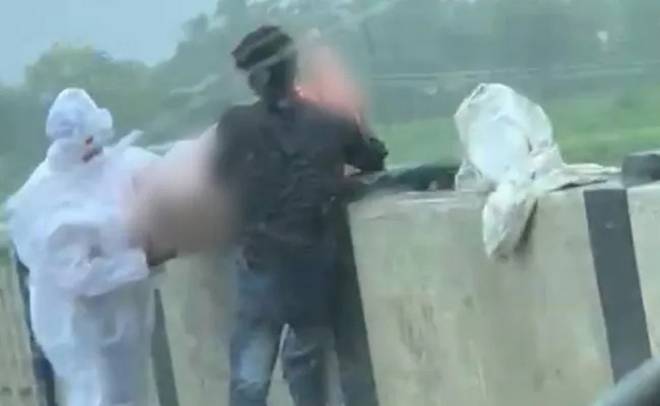 Двајца мажи фатени како го фрлаат телото на роднина починат од Ковид-19 во река