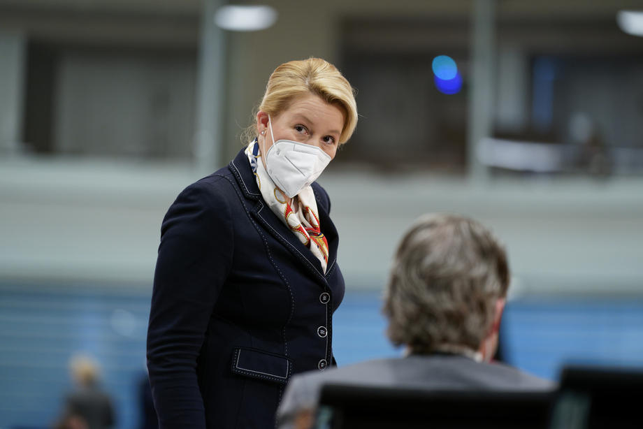 Германската министерка за семејство поднесе оставка поради плагијат на докторатот