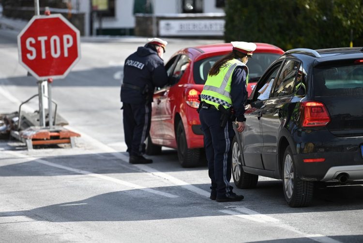 Маж оставен од сопругата на автопат во Германија