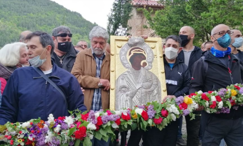 Првпат од почетокот на пандемијата одржана литија со чудотоворната икона на Богородица во бугарскиот Бачковски манастир