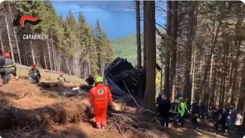 Бројот на жртвите од жичарата во Италија се искачи на 13, меѓу нив има и странци, две деца се во болница