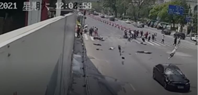 Автомобил влета во група пешаци во Кина, четири лица загинаа на лице место