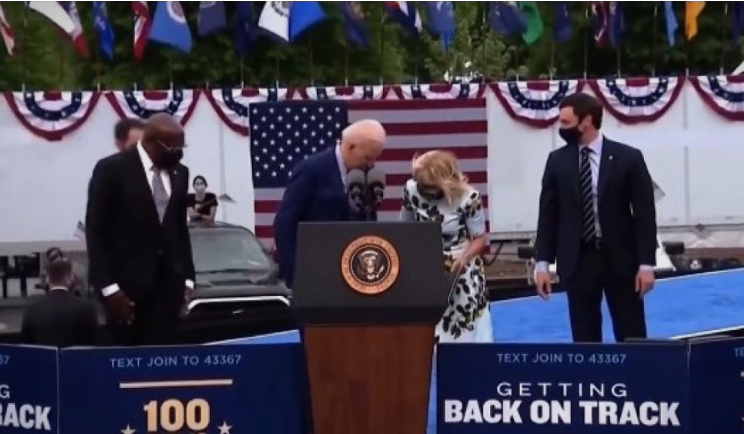 Бајден во нов проблем, сопругата веднаш му пријде за помош