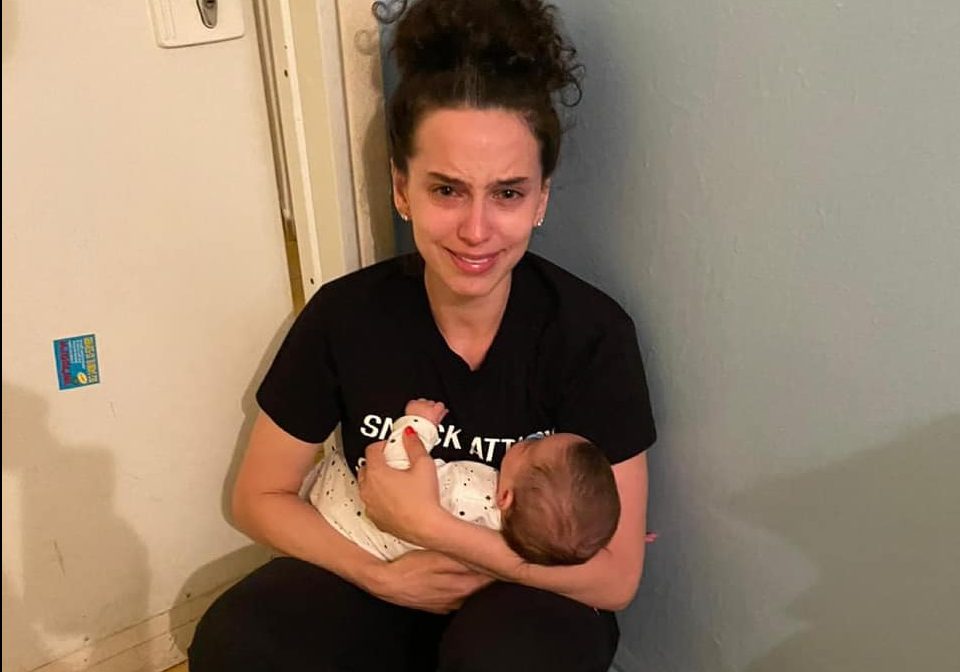 Новороденчиња ги чуваат во раце, додека ракети летаат над болницата